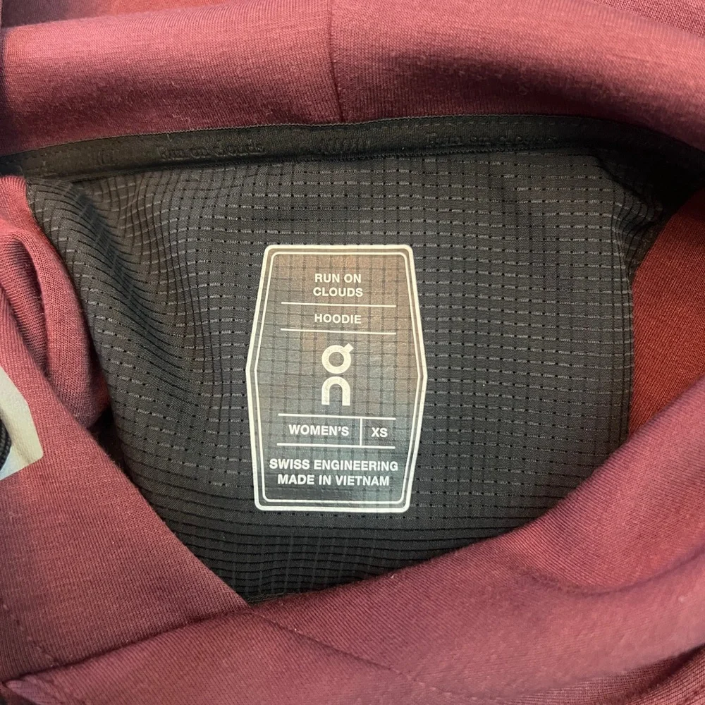 *New* On Running Hoodie in Mulberry, Size XS - Picture 9 of 10